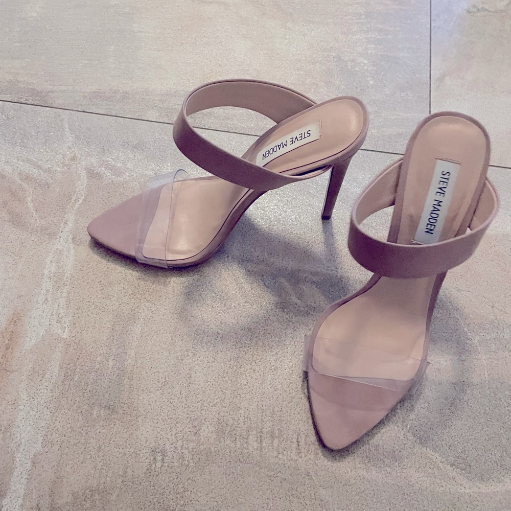 Steve Madden sandal size 7.5. Excellent use off conditionn. Only worn once
